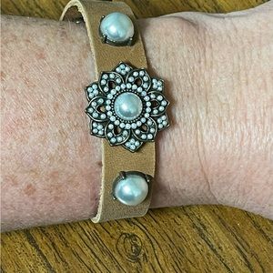 Plunder faux leather and pearl bracelet